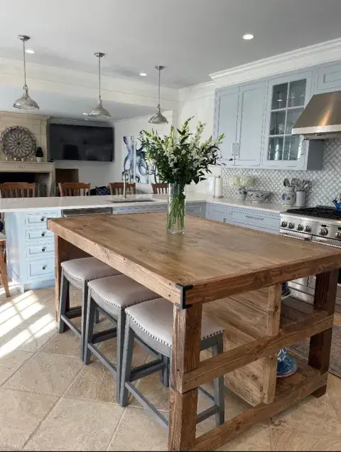 Foto de mesa como isla de cocina. Foto de mesa como isla de cocina.