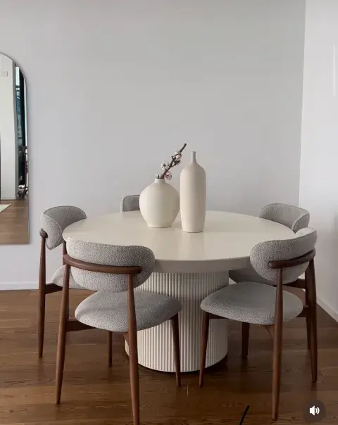 Las líneas curvas vienen ganando protagonismo desde hace varias temporadas en sillones, espejos y objetos decorativos. 