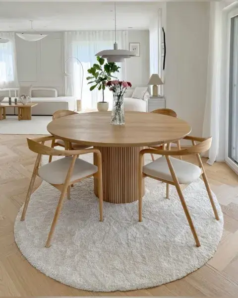 las tendencias en interiorismo cambiaron y hoy el foco está puesto en ambientes más relajados, cálidos y visualmente livianos.