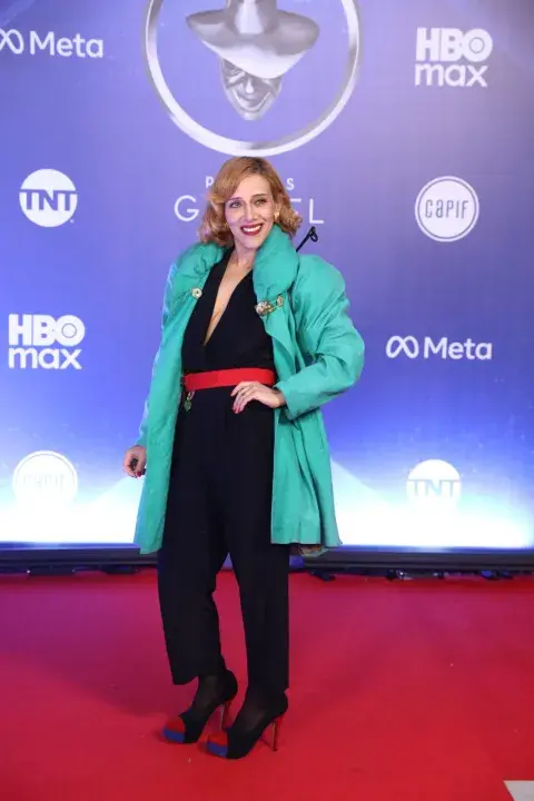 Juliana Gattas, la cantante de Miranda, realzó su mono negro con un cinto colorado, un abrigo en verde esmeralda y stilettos con puntera bicolor