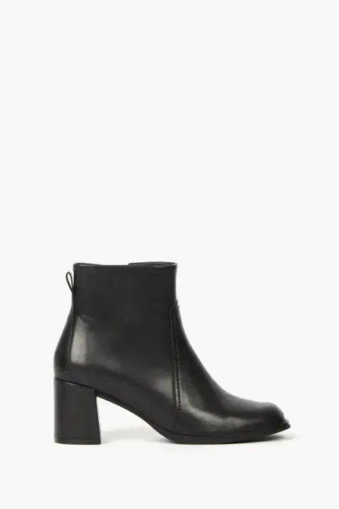 Una bota cómoda, de cuero perfecta para la oficina y salir con amigas (MISHKA $ 283.000) Una bota cómoda, de cuero perfecta para la oficina y salir con amigas (MISHKA $ 283.000)