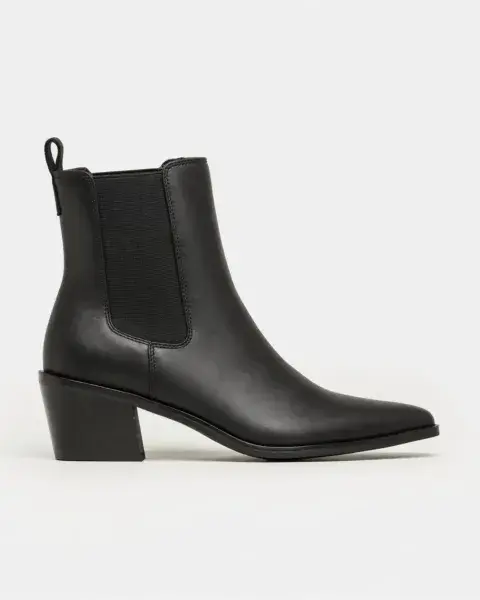 La bota caña media es perfecta para la oficina o salir con amigas (PRÜNE $ 159.000) La bota caña media es perfecta para la oficina o salir con amigas (PRÜNE $ 159.000)