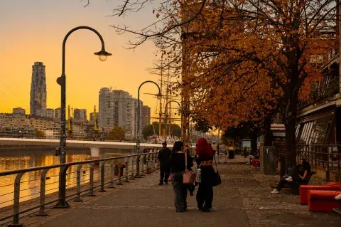 La combinación de los antiguos diques de ladrillo visto con los rascacielos de cristal crea un microclima visual, y el Puente de la Mujer se convierte en el eje de todas las miradas.