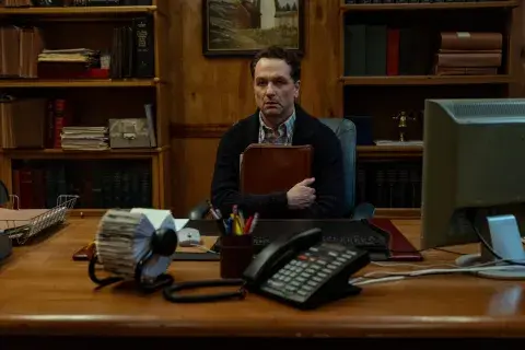 Matthew Rhys como Tom Loftis en Widow's Bay Matthew Rhys como Tom Loftis en Widow's Bay