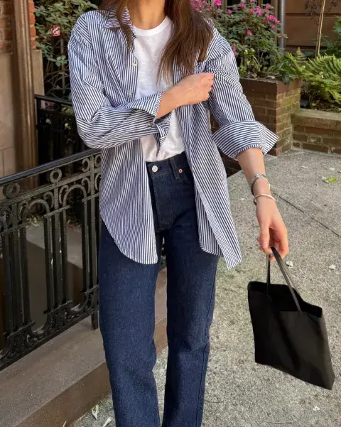Una mujer con una camisa a rayas Una mujer con una camisa a rayas