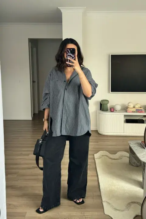 Una mujer con una camisa a rayas Una mujer con una camisa a rayas