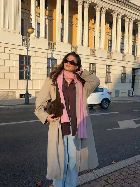 Un mujer usando una bufanda finita para el invierno 2026