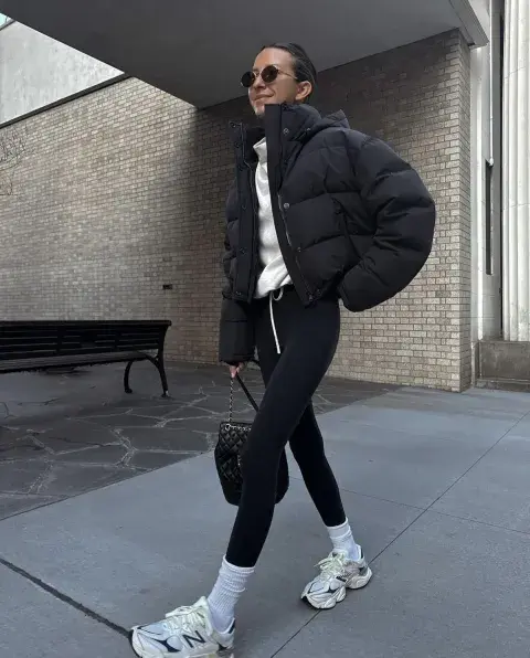 leggings + campera puffer + zapatillas urbanas leggings + campera puffer + zapatillas urbanas
