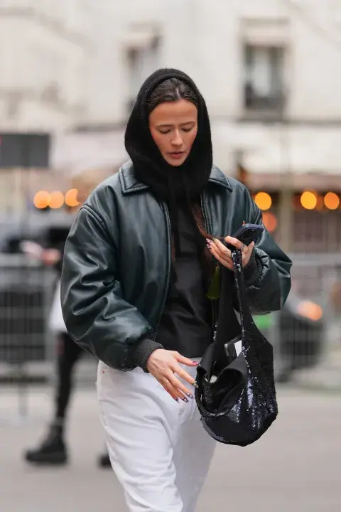 Una mujer usando Balaclava de invierno