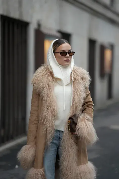 Una mujer usando Balaclava de invierno
