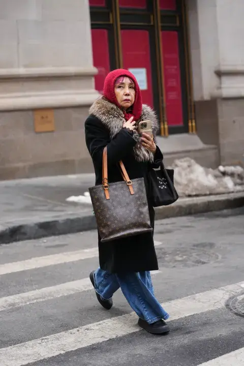 Una mujer usando Balaclava de invierno