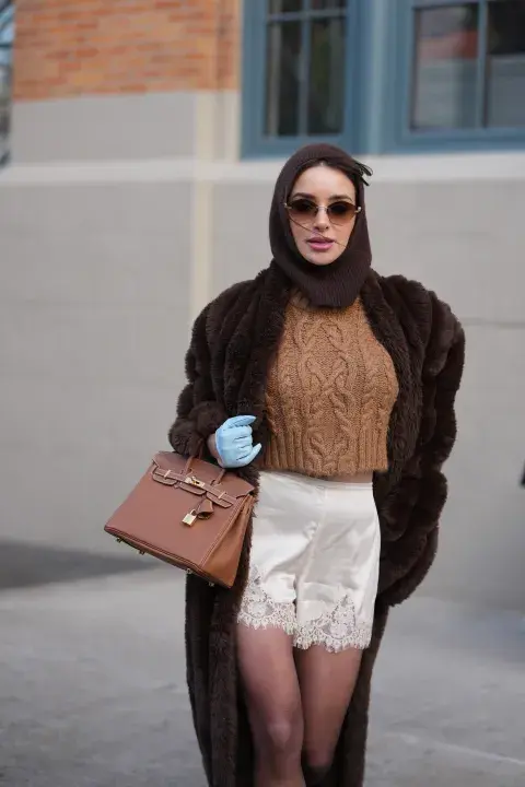 Una mujer usando Balaclava de invierno