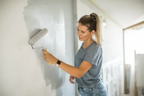 Foto de mujer pintando. Foto de mujer pintando.