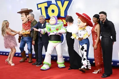 Foto del elenco de voces original de Toy Story 5.