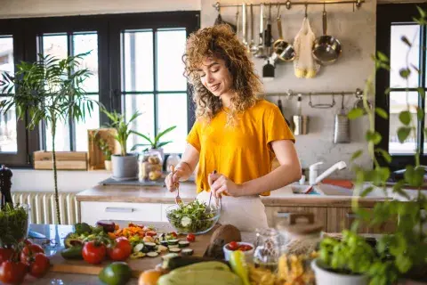mujer prepara comida mujer prepara comida