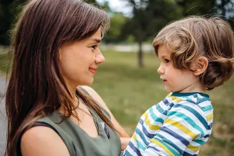 madre mira a su hijo a los ojos