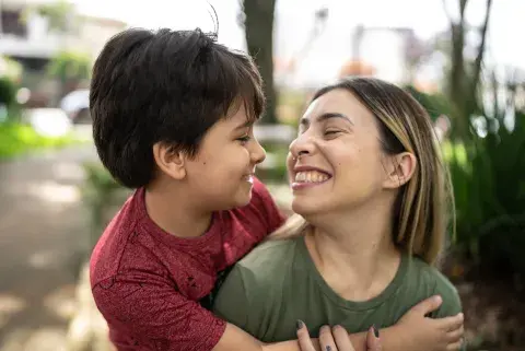 madre e hijo sonrien madre e hijo sonrien