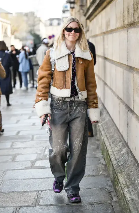 Una mujer con campera de corderito en color marron Una mujer con campera de corderito en color marron