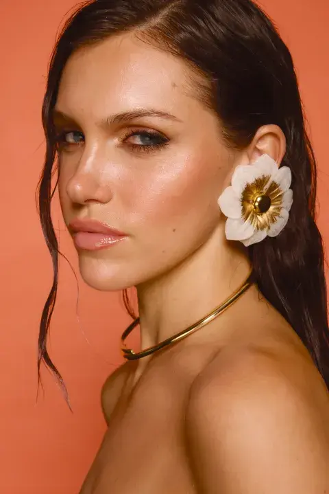 dos mujeres con tendencias de maquillaje