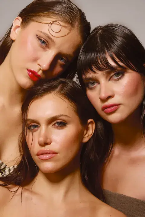 dos mujeres con tendencias de maquillaje