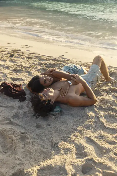 Maia Reficco (Ry) y Fernando Lindez (Julián) en la película THE LAST SUNRISE Maia Reficco (Ry) y Fernando Lindez (Julián) en la película THE LAST SUNRISE