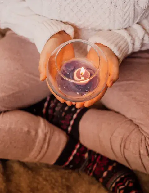 Rituales-con-velas-de-invierno-qué-color-prender-cada-día-para-atraer-calor,-amor-y-abundancia-(1).png