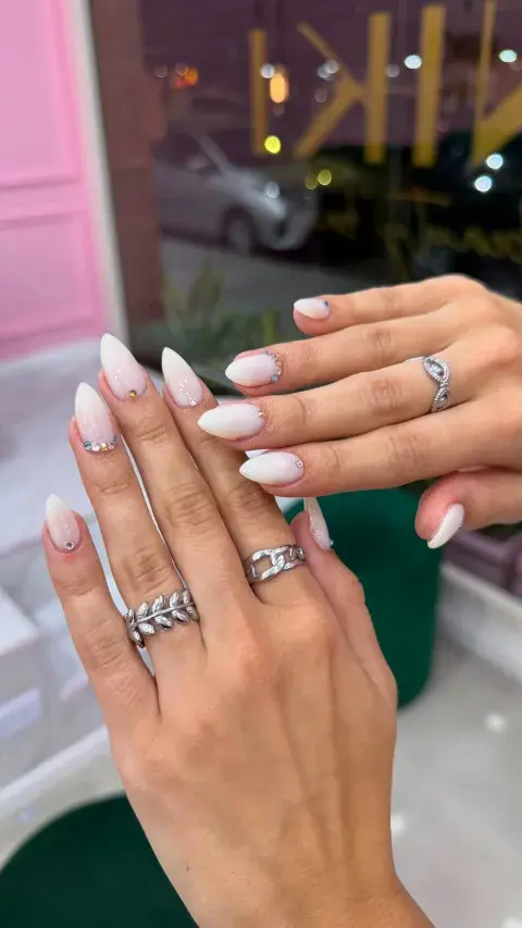Uñas con glitter celeste y blanco