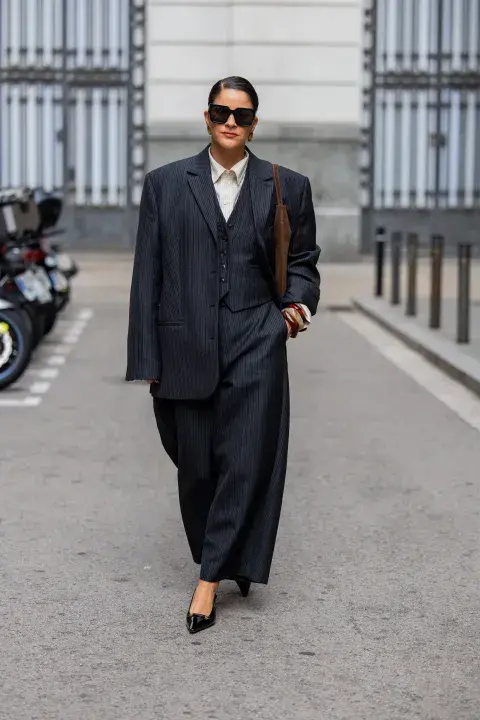 Un mujer usando un conjunto oversize en color azul oscuro