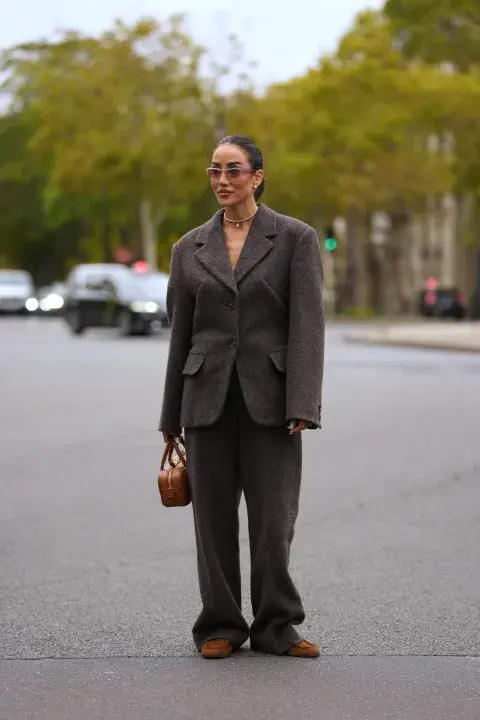 Un mujer usando un conjunto oversize en color marrón oscuro