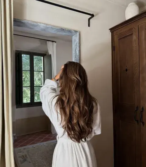 Una mujer de espalda con pelo en color marrón Una mujer de espalda con pelo en color marrón