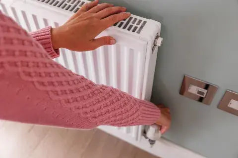 Foto de mujer prendiendo un calefactor.