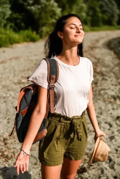 mujer camina de cara al sol