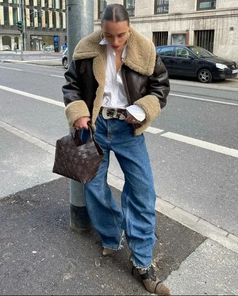 una mujer con una chaqueta en color marrón una mujer con una chaqueta en color marrón