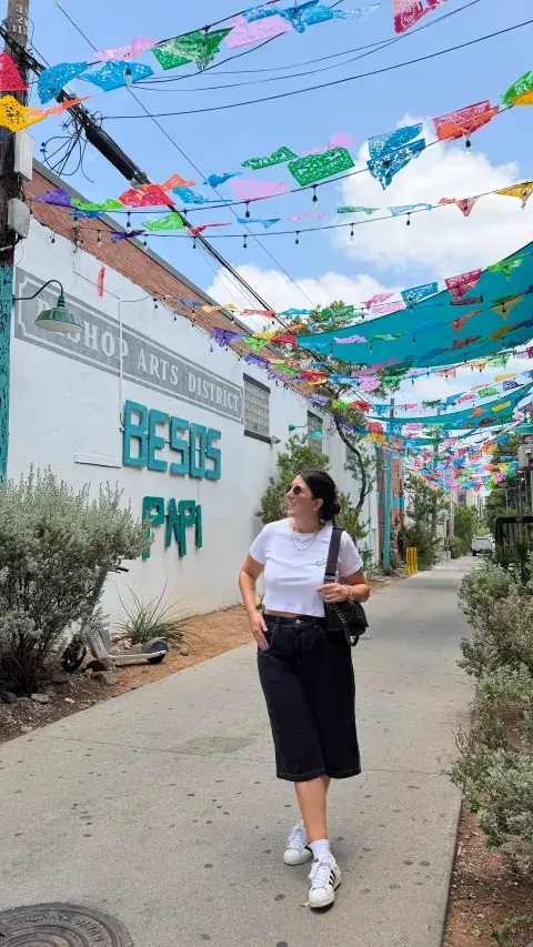 Cande pasea en Dallas