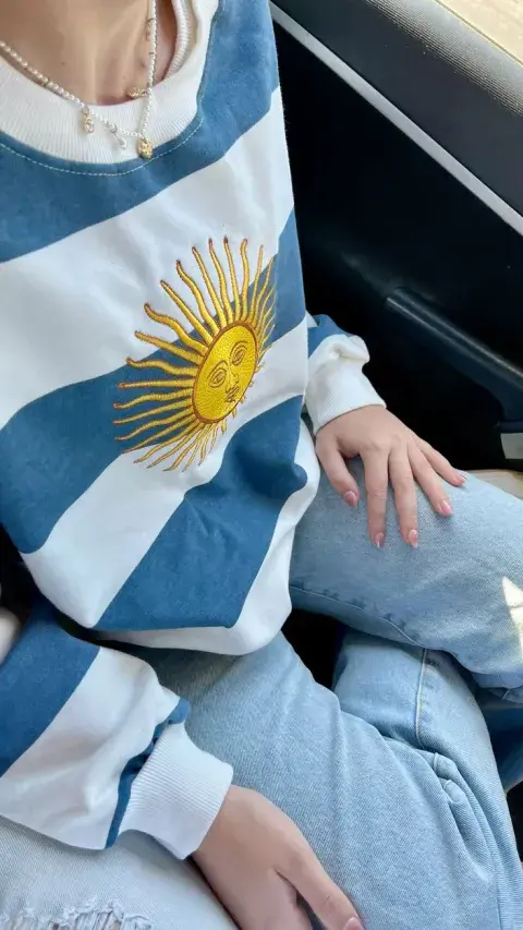 Buzo de argentina estampa con un sol Buzo de argentina estampa con un sol