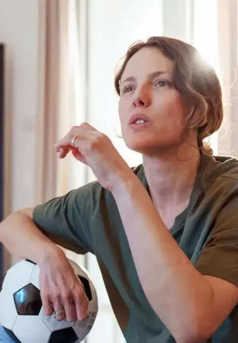 mujer mira partido