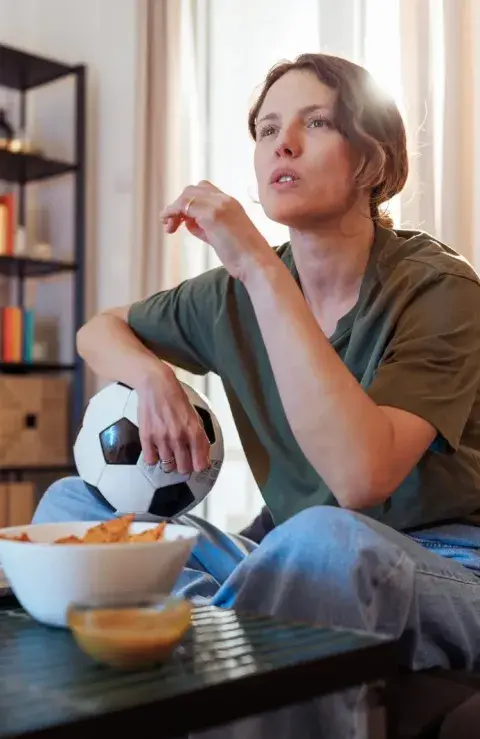mujer mirando futbol
