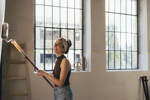Foto de mujer pintando. Foto de mujer pintando.