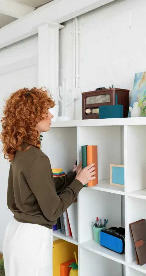 mujer ordena la casa