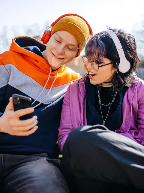 Del amor romántico a las apps de citas: cómo cambiaron los vínculos en las últimas décadas pareja mirando el celu