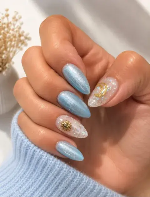 Uñas celestes con detalles en dorado