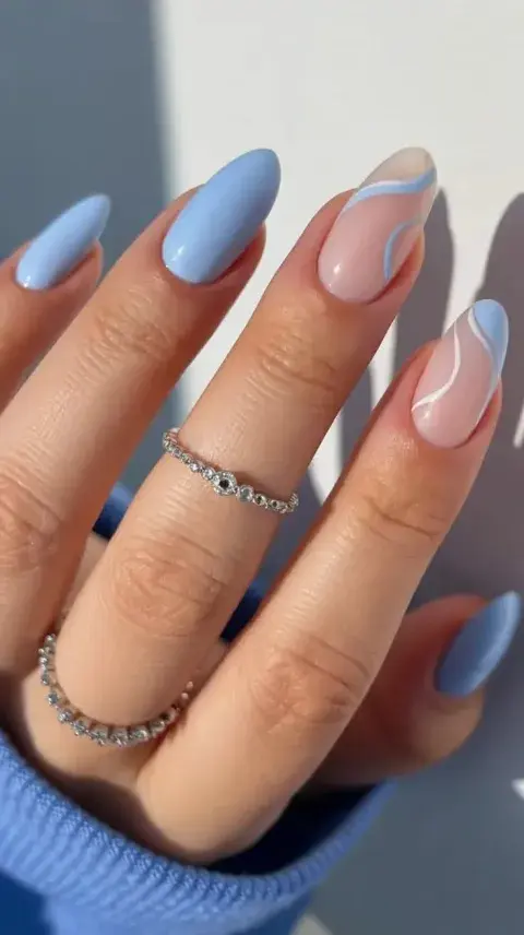 Uñas celestes con detalles en blanco y color vía láctea