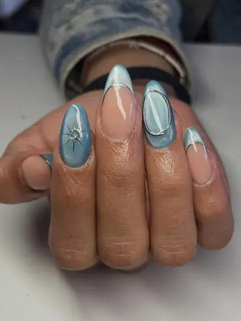 Uñas celestes con detalles en plateado