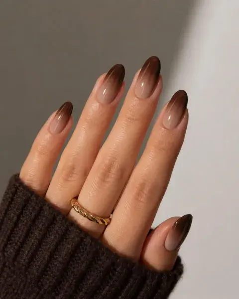 Uñas marrones tendencia