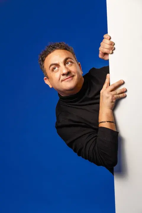 Diego Topa asomándose risueño por el costado de una pared. Diego Topa asomándose risueño por el costado de una pared.