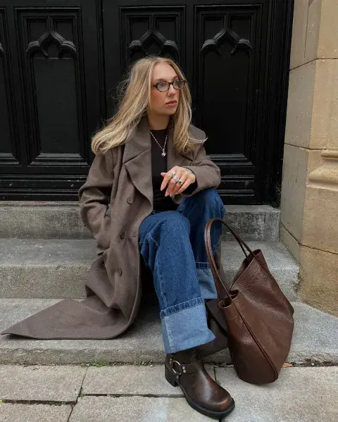Una mujer con un look invernal y botas de cuero negras Una mujer con un look invernal y botas de cuero negras