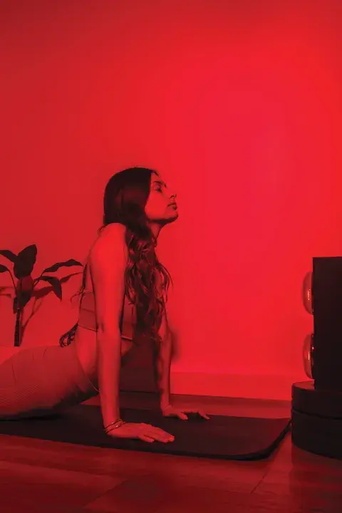 una mujer haciendo yoga una mujer haciendo yoga