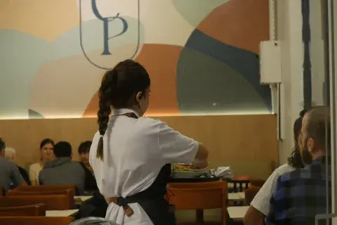 Casa Planes, la moza sirve guiso de lentejas Casa Planes, la moza sirve guiso de lentejas