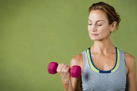 mujer levanta pesas