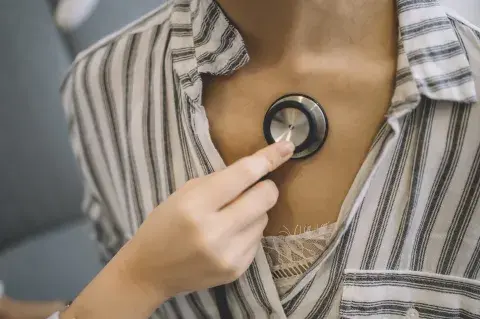medico revisa el corazon de una persona medico revisa el corazon de una persona